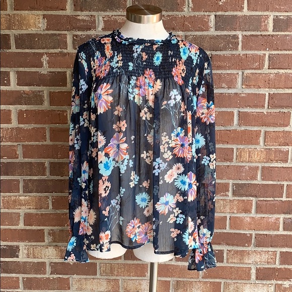 ⭐️Evereve En Creme Button Back Floral Top Large - Picture 1 of 8